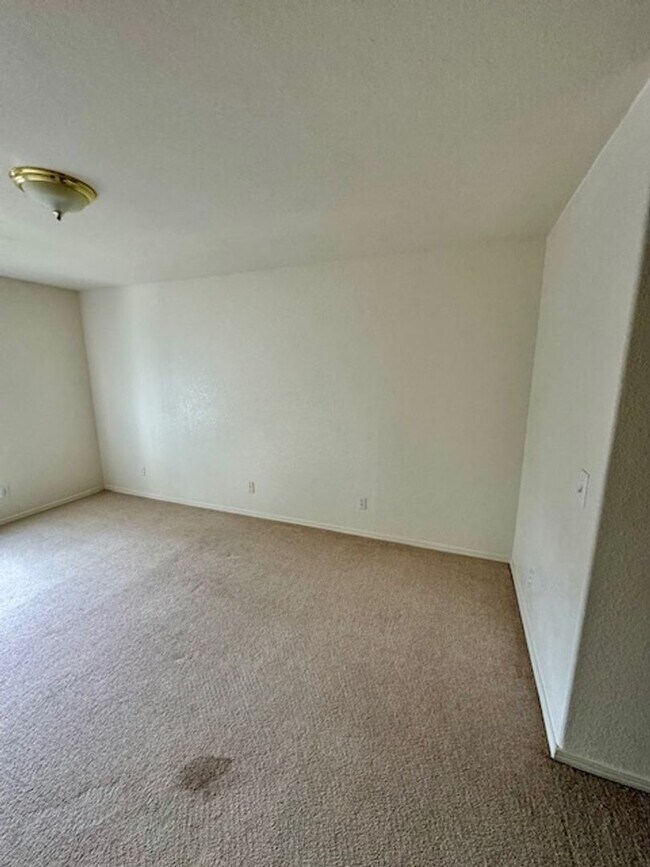 Building Photo - 2 Bedroom 2 Bath Centrally Located Condo