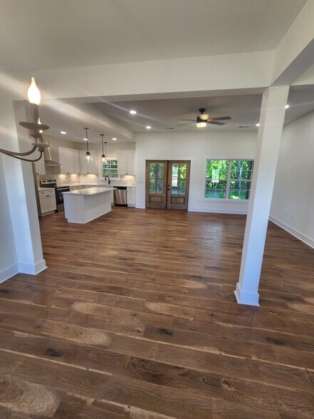 Building Photo - 526 Cottage Way