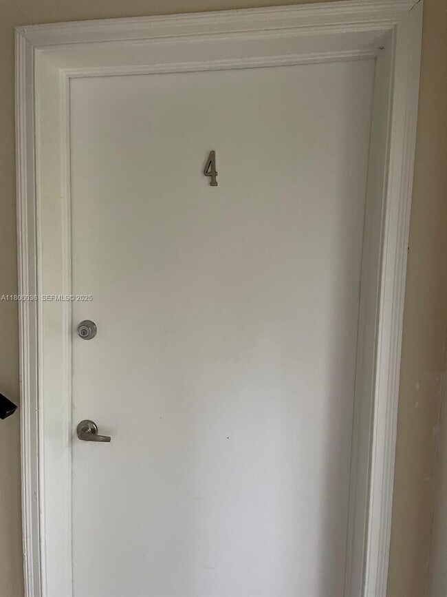 Building Photo - 815 W 40th St