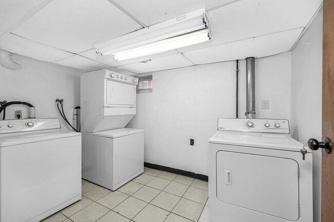 Building Photo - 220 Concord St