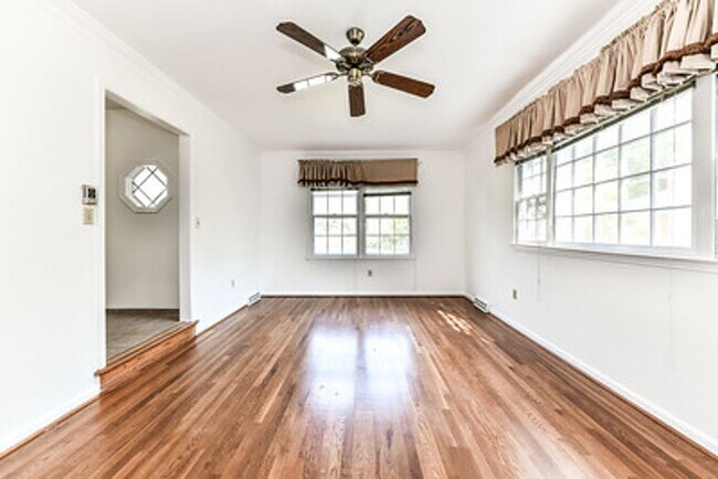 Building Photo - Spacious 4 Bed 2/2 Bath Home with Park-Lik...