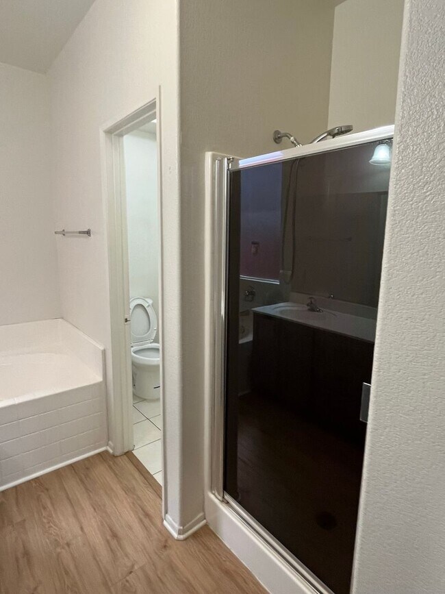 Building Photo - 3 bedroom 2 bath home with large yard available in Adelanto!