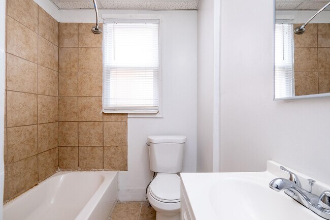 Building Photo - 627 Hague St