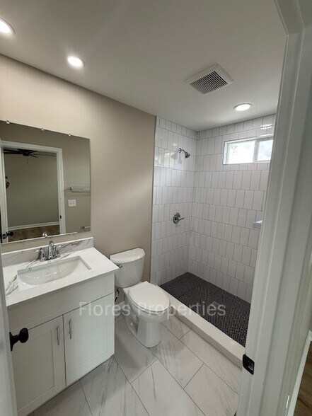 Building Photo - 1018 Urana Ave