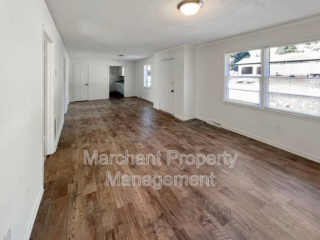Building Photo - 104 Lora Ln