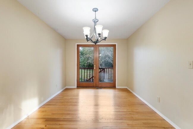 Building Photo - Spacious 5-Bed Home on XL Private Lot!