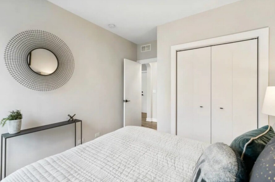 Building Photo - 659 W Wrightwood Ave