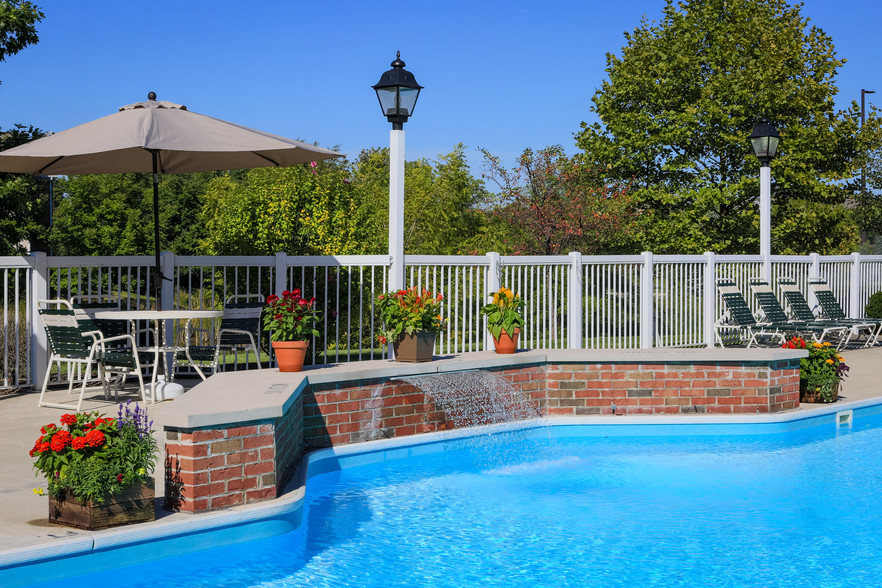 Plenty of tables and lounge chairs - The Residences at Scioto Crossing