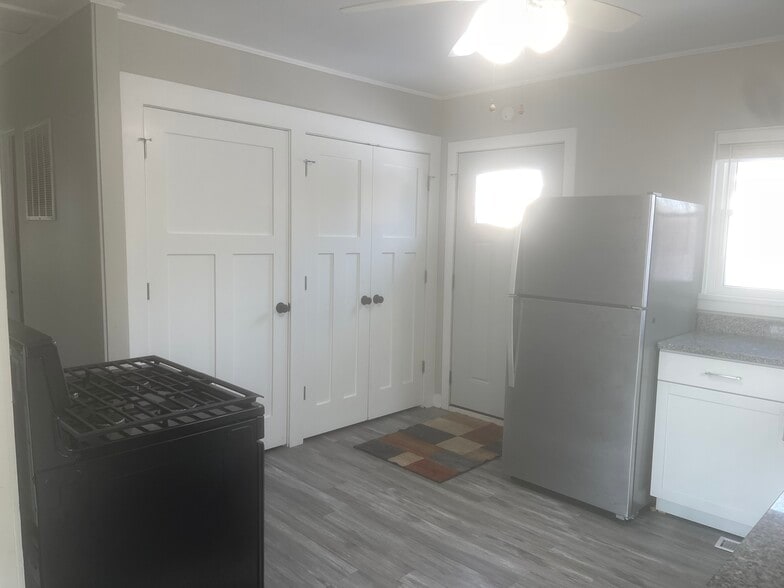 Building Photo - 512 E 77th Ave