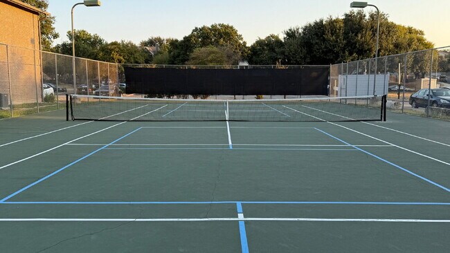 Building Photo - Updated 2 Bed/2 Bath North Austin Condo with Rare Greenbelt Views
