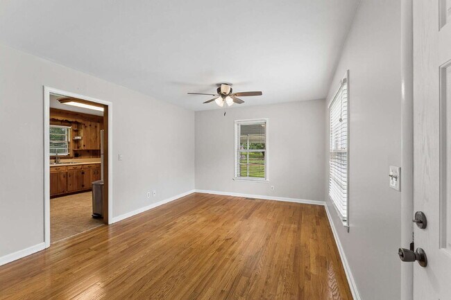 Building Photo - "Charming 3-Bedroom Retreat with Spacious Living in Murfreesboro!"