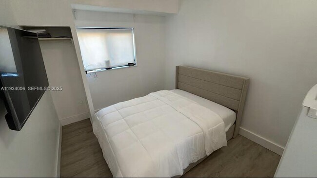 Building Photo - 2520 SW 20th St