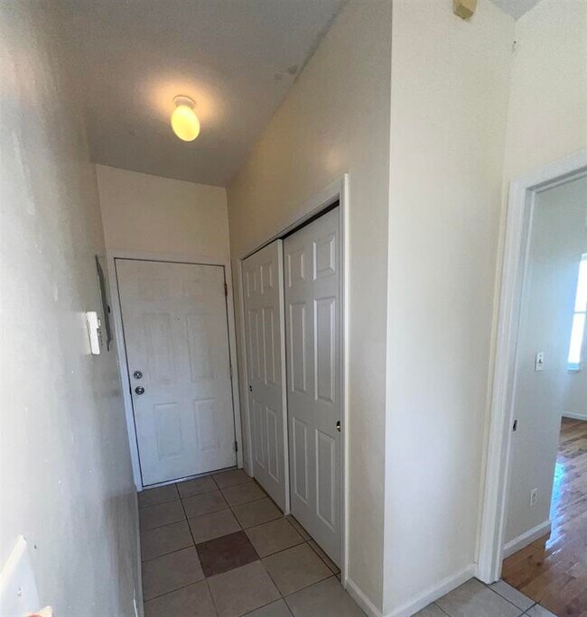 Building Photo - 250 S Orange Ave