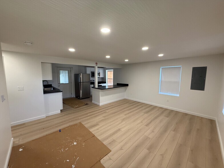 Building Photo - 418 Oak St