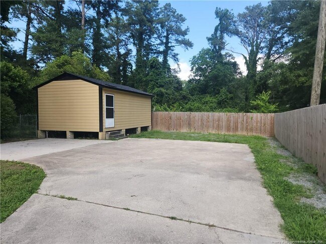 Building Photo - 227 Pinecrest Dr