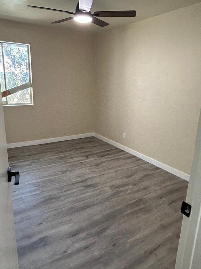 Building Photo - 726 E 3rd Ave