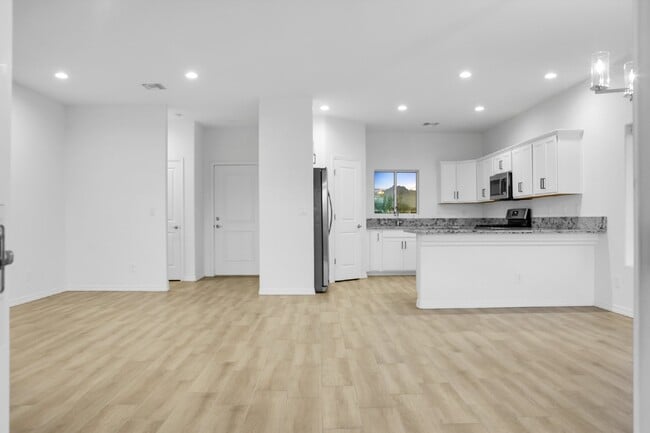 Building Photo - Beautiful Contemporary home with panoramic views! Community pool and club house use included.