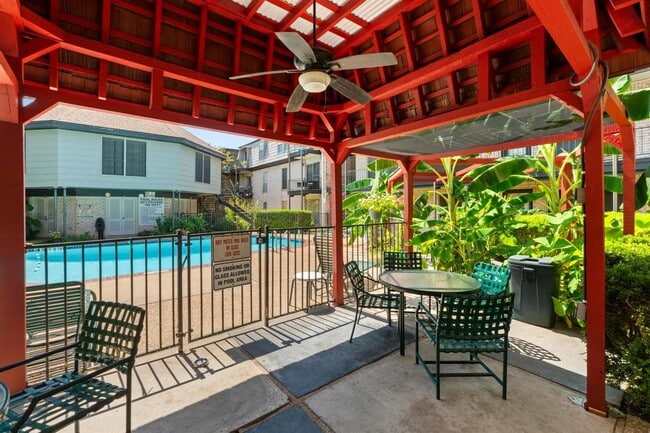 Building Photo - 2425 Ashdale Dr