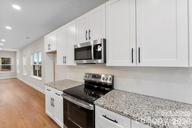 Building Photo - 1558 7th Ave Dr SW