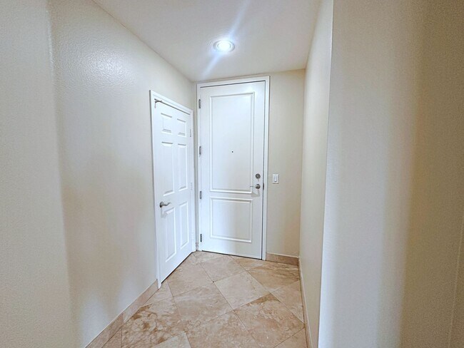 Building Photo - FREE WEEK PROMO! 2 BEDROOM 2 BATH GUARD GATED PARK AVENUE CONDO OFF THE STRIP!
