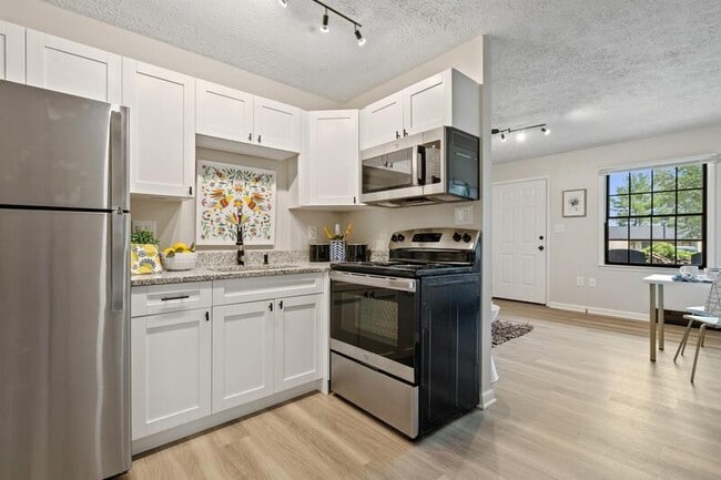 Building Photo - 2553 Bradford Ct
