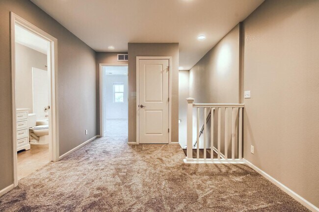 Building Photo - 3 Bed 2.5 Bath End Unit Home with FENCED Y...