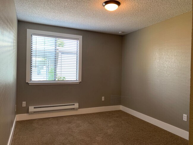 Building Photo - 2 Bedroom/1bath in Tacoma - 4Plex  (OPEN H...