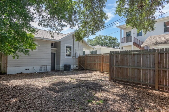 Building Photo - FLEXIBLE LEASE OPTIONS. CHARMING RENOVATED TWO BEDROOM TWO BATHROOM BUNGALOW JUST MINUTES TO DOWN...