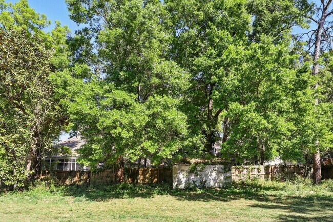 Building Photo - 1617 Acacia Rd