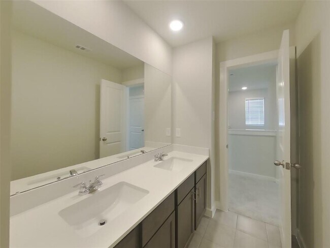 Building Photo - 9835 Willow Creek Commerce Dr