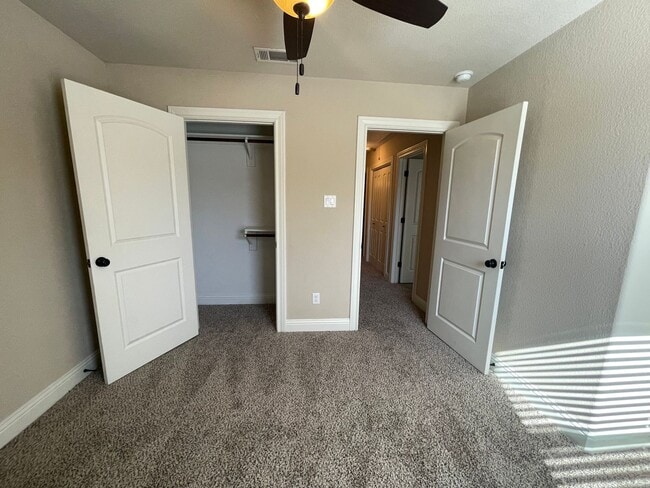 Building Photo - 3BD/2.5BA Benbrook Townhome – 9-Ft Ceilings, Granite Kitchen, Walk-In Master Shower, Attached Gar...