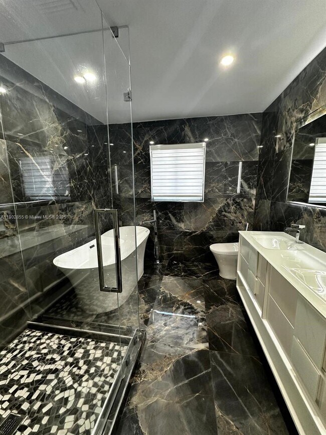 Building Photo - 106 SE 4th Ave