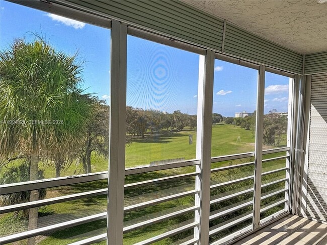 Building Photo - 605 Oaks Dr