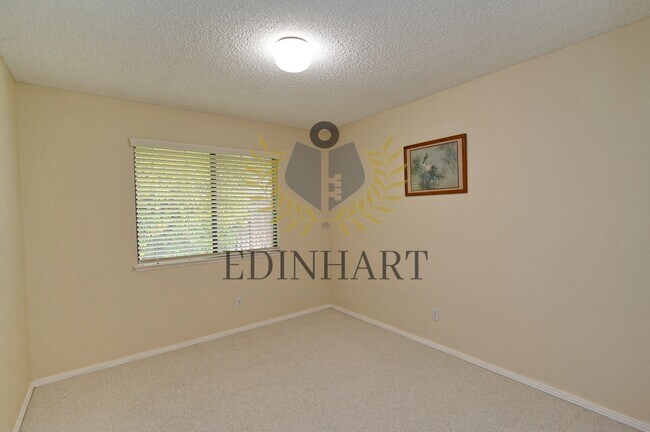 Building Photo - 6447 N Vagedes Ave