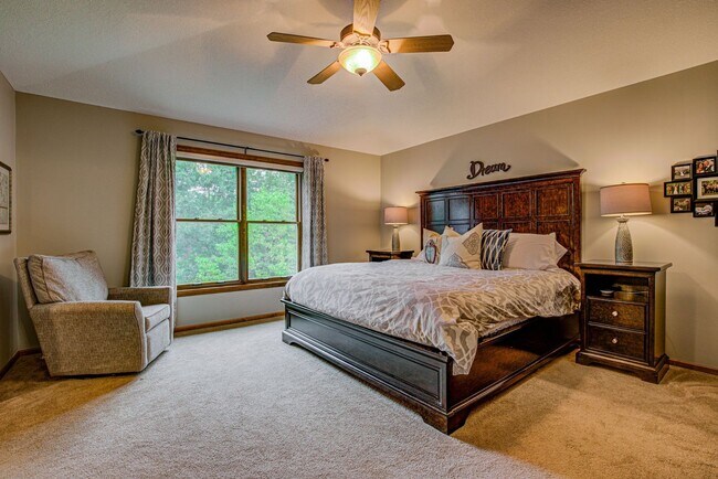 Building Photo - Immaculate 5 Bedroom 4 Bath in Chanhassen - Available August 1st.