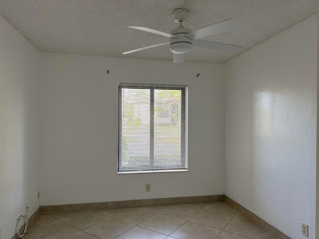 Building Photo - 723 Sunny Pine Way