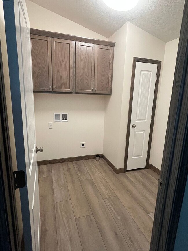 Building Photo - 785 Glory Dr