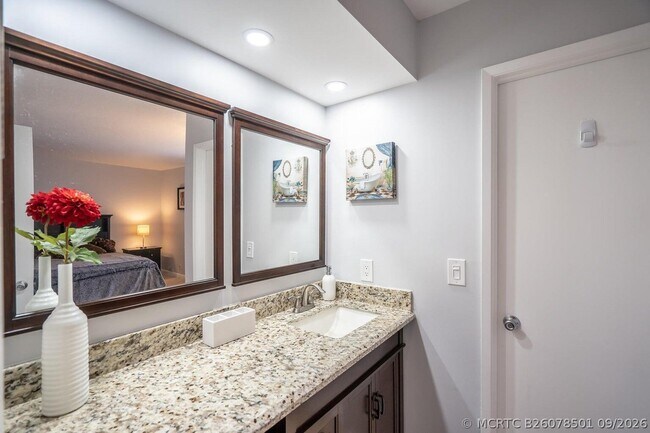 Building Photo - 500 Egret Cir