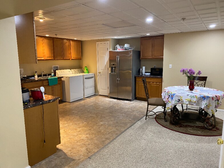 Building Photo - 8809 Royal Crest Dr