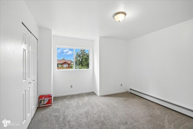 Building Photo - Spacious Palmer Home!