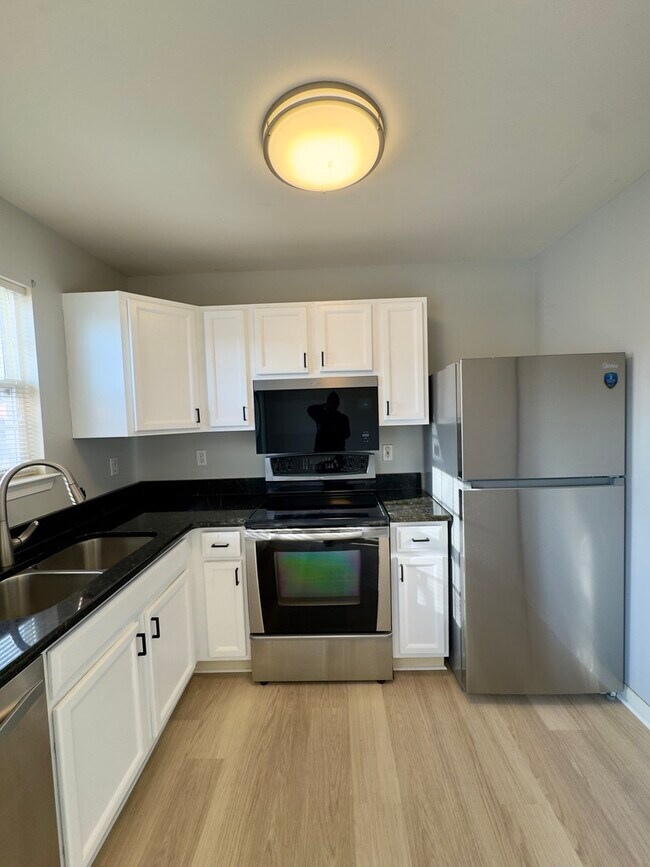 Building Photo - 131 Rosie Dr