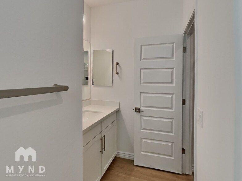 Building Photo - 9959 W Whitton Ave