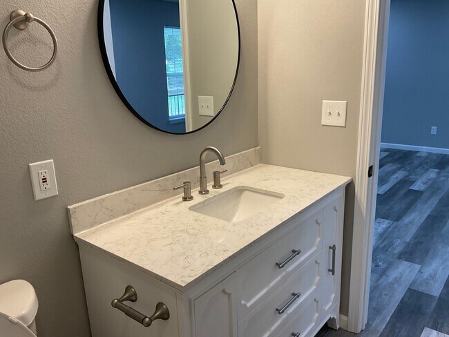 Building Photo - PRE LEASING- AVAILABLE JUNE 10TH - 3 Bedroom/2 Bathroom House In Frontenac