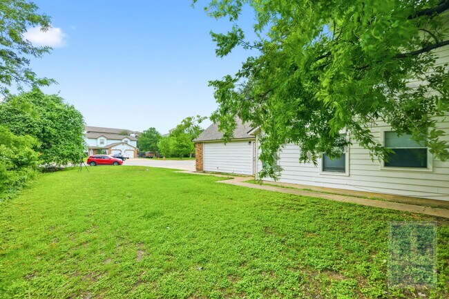 Building Photo - 13305 Waverly Ct