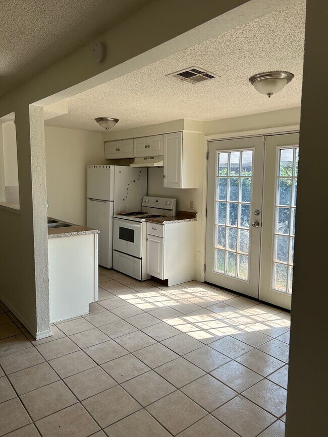 Building Photo - 3 Bed/1 Bath Near Tinker AFB!