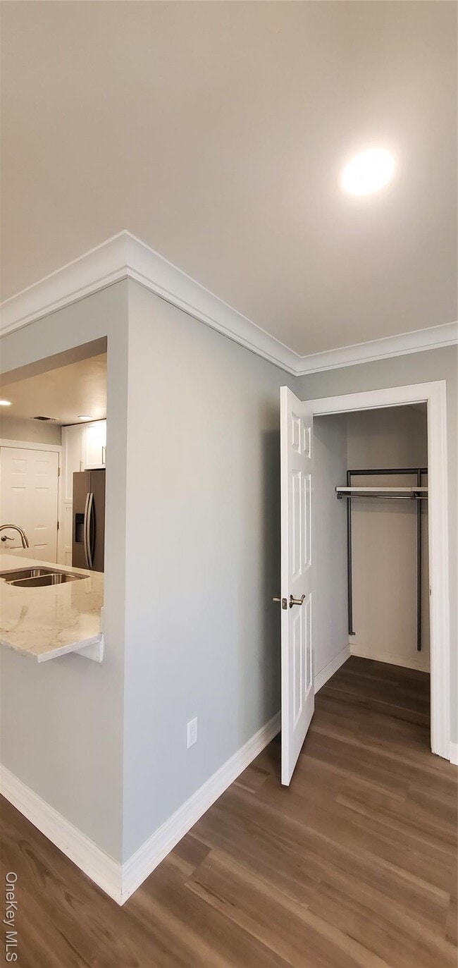 Building Photo - 81 Secatogue Ave