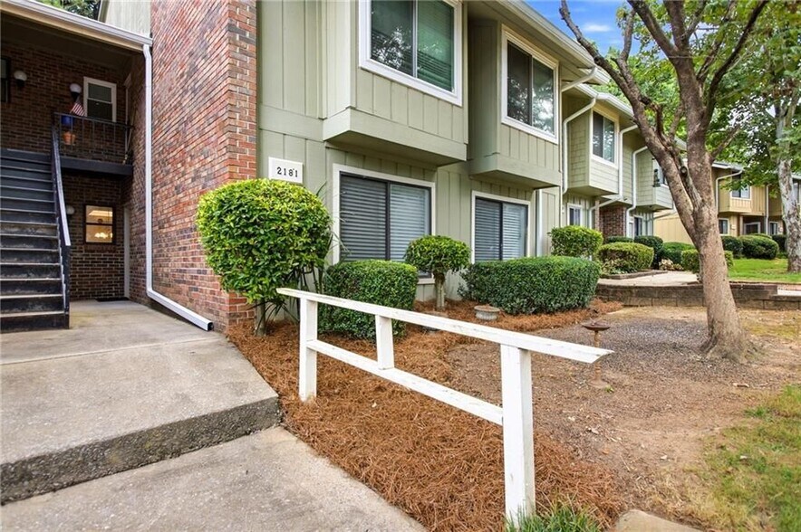 Building Photo - 2183 Surrey Ct