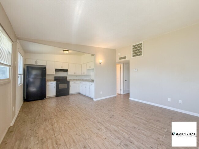 Building Photo - This Charming 2/1 Phoenix Apartment Unit Offers a Blend of Modern Comfort and Convenience!
