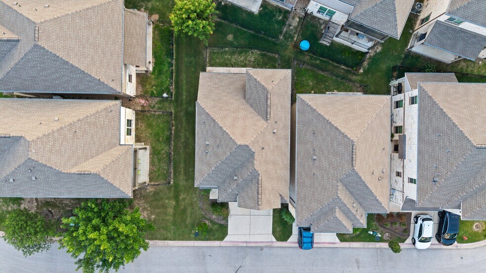 Building Photo - 2105 Town Centre Dr
