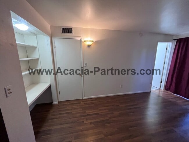 Building Photo - 2BD 2BA Duplex in Sam Hughes
